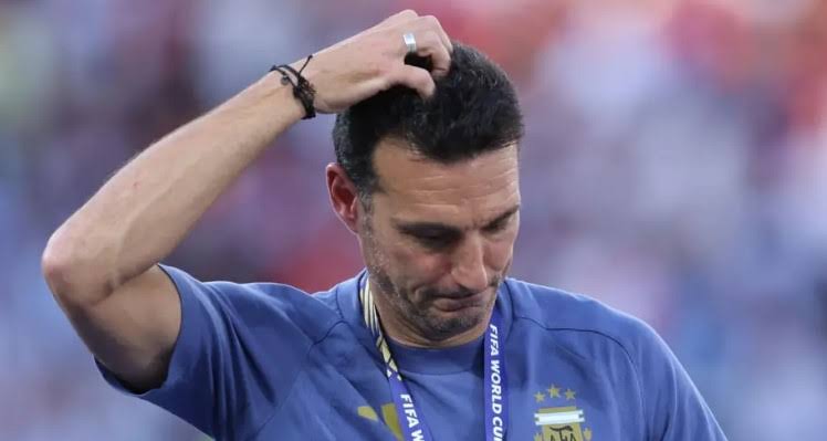 Scaloni Menangis